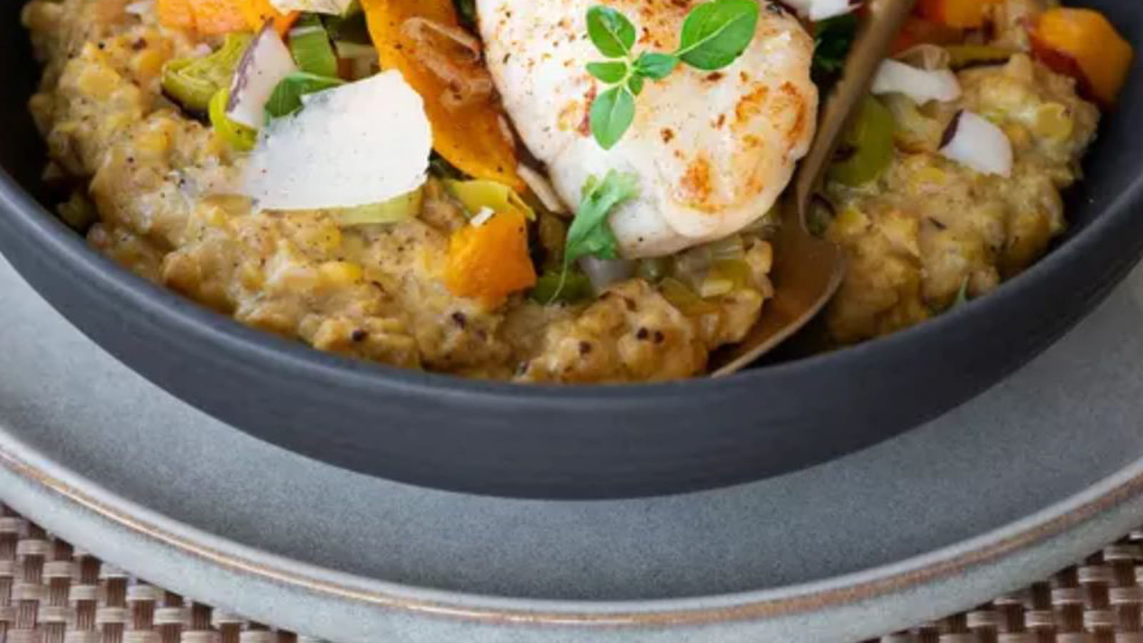 Risotto crémeux aux lentilles bicolores et lait de coco, lotte & légumes grillés