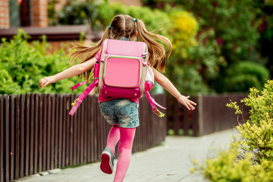 A quel âge peut-il aller seul à l'école ?