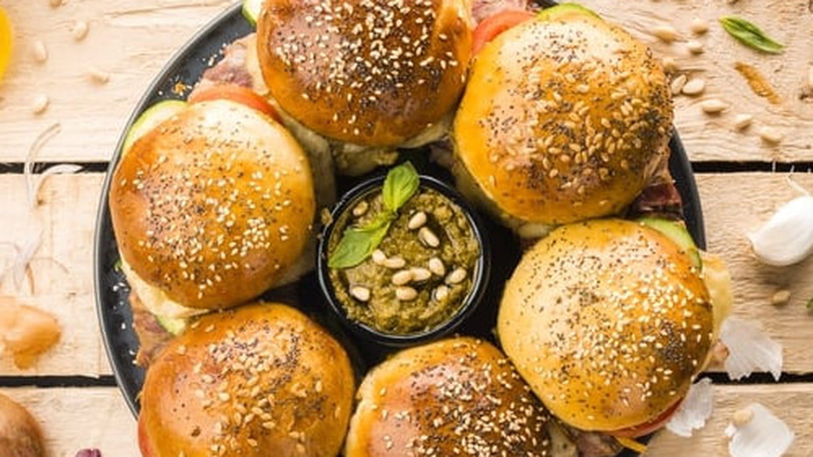 Couronne de burger au bœuf, pesto et crudités