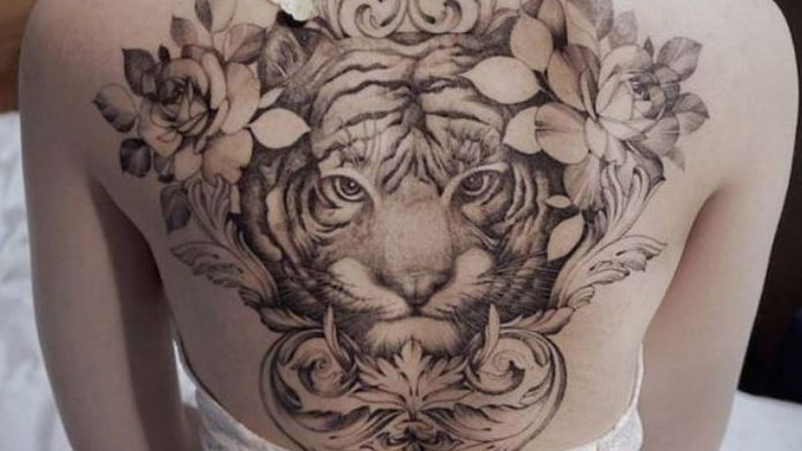 Tigre géant dans le dos
