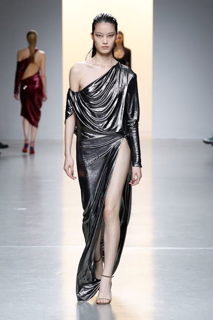 Longue robe métallisée fendue et asymétrique aperçue sur le défilé Atlein