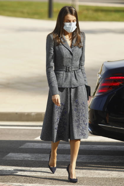 TOP : Letizia d'Espagne en tailleur jupe gris