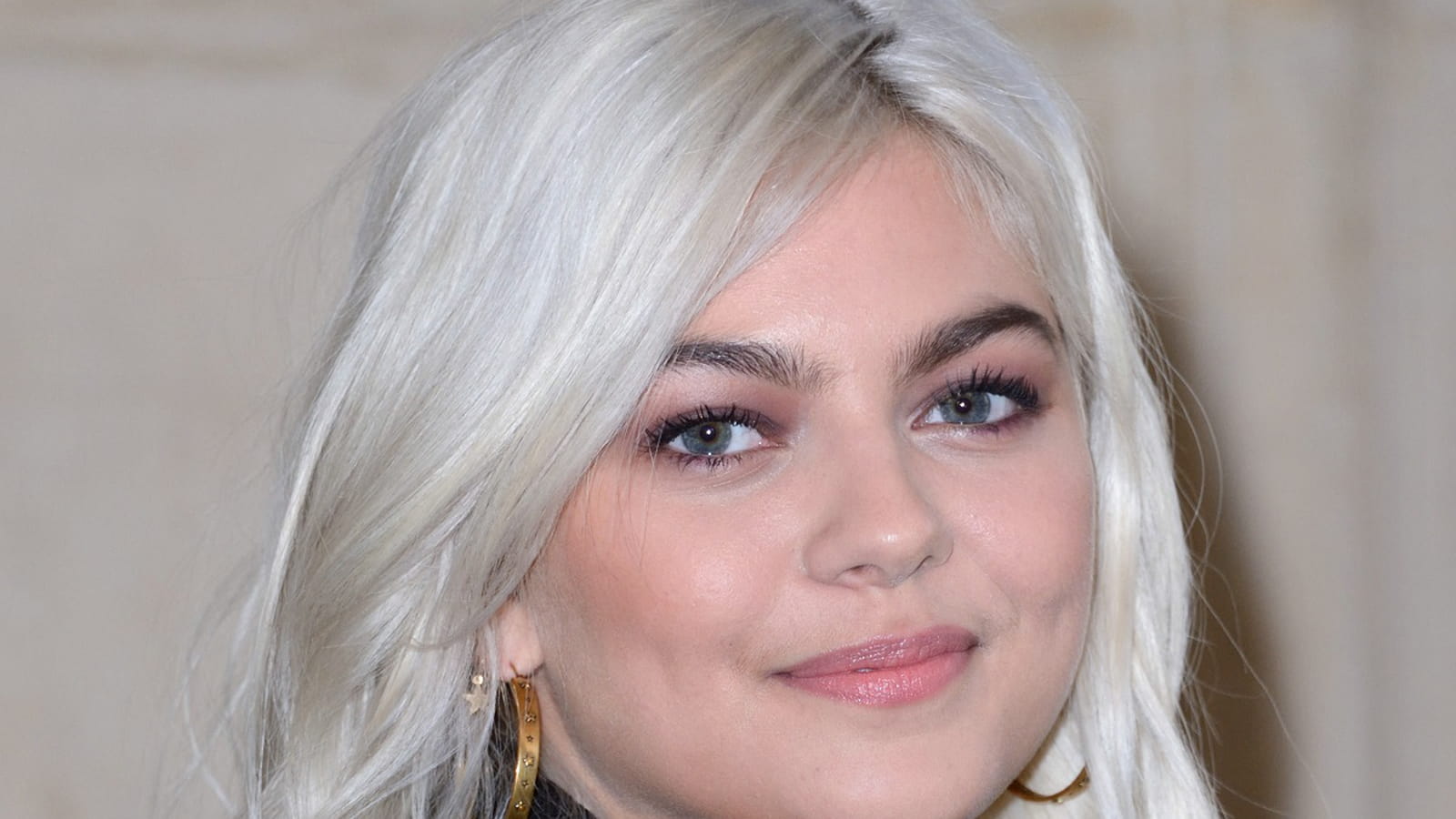 Louane, avec un carré