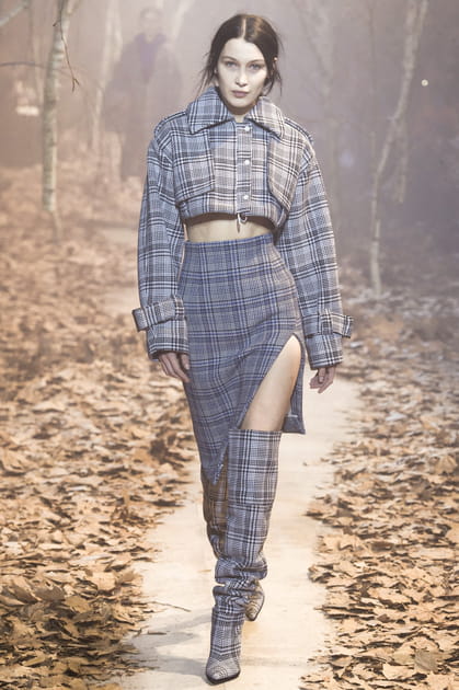Bella Hadid lors du d&eacute;fil&eacute; Off-White automne-hiver 2017-2018