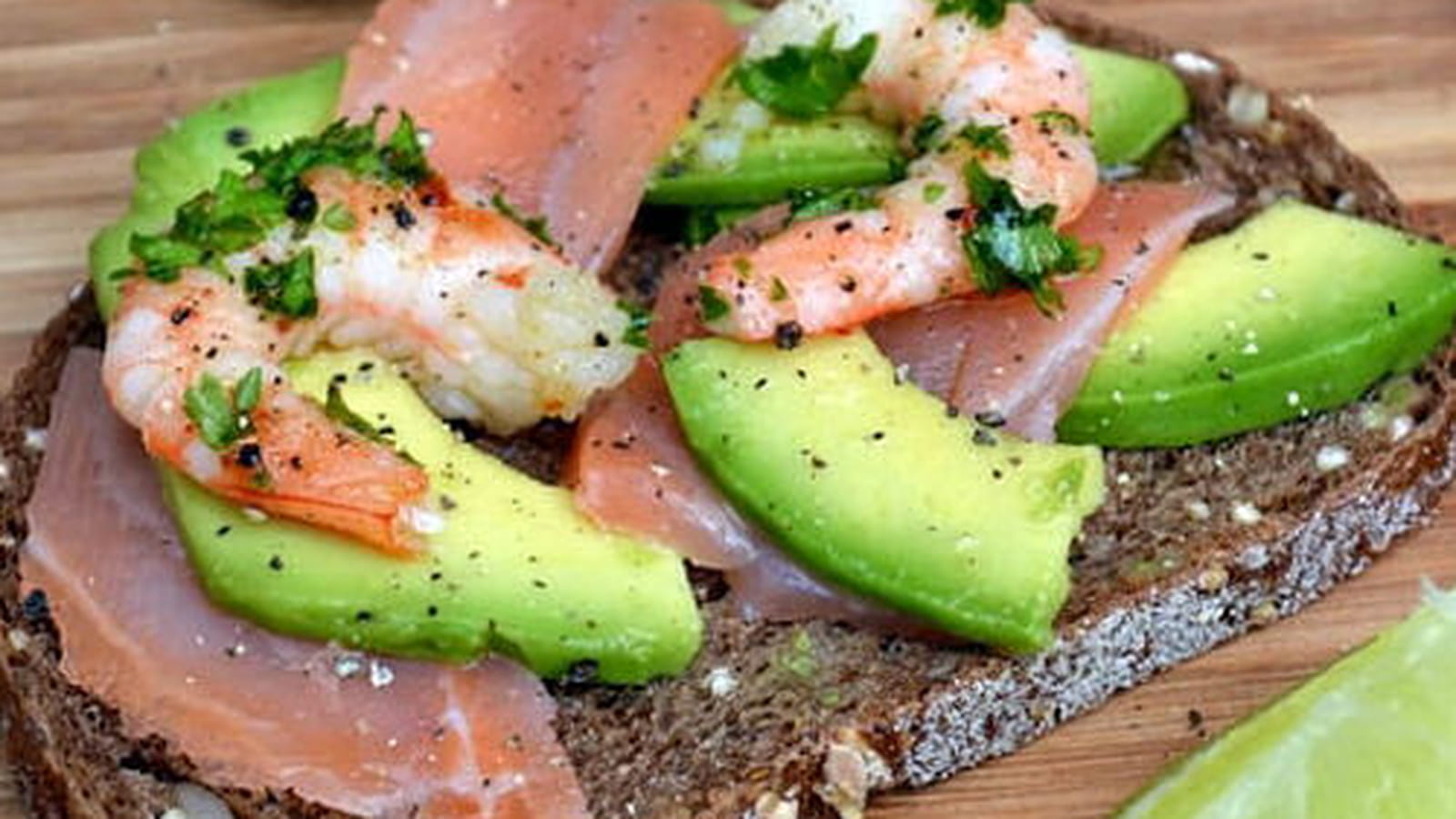Tartines au saumon fumé, avocat mariné au citron vert et crevettes persillées