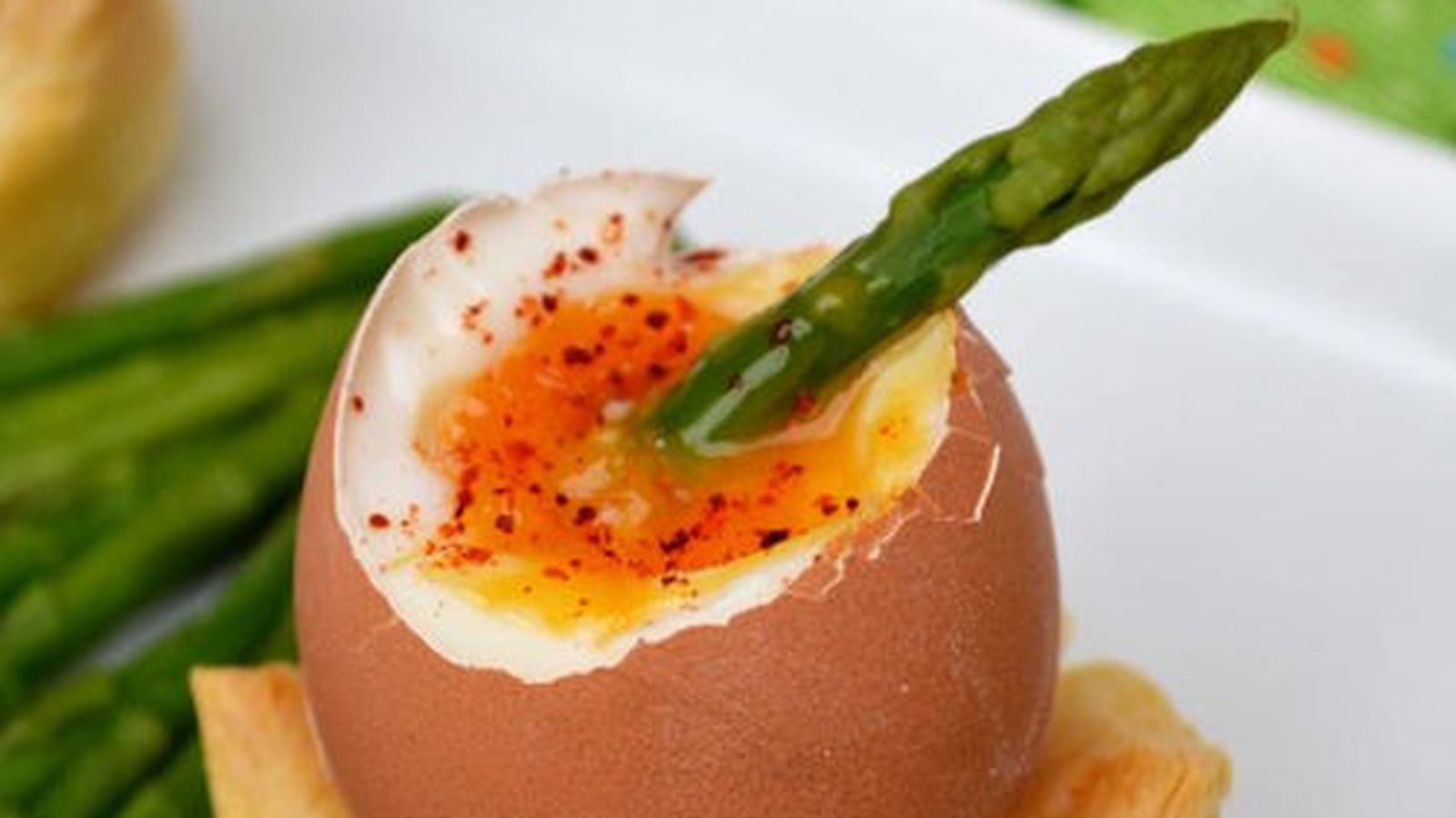 Oeuf à la coque sur son nid feuilleté, mouillettes d'asperges vertes