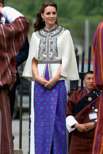 Kate Middleton en habit traditionnel kira et haut Paul & Joe