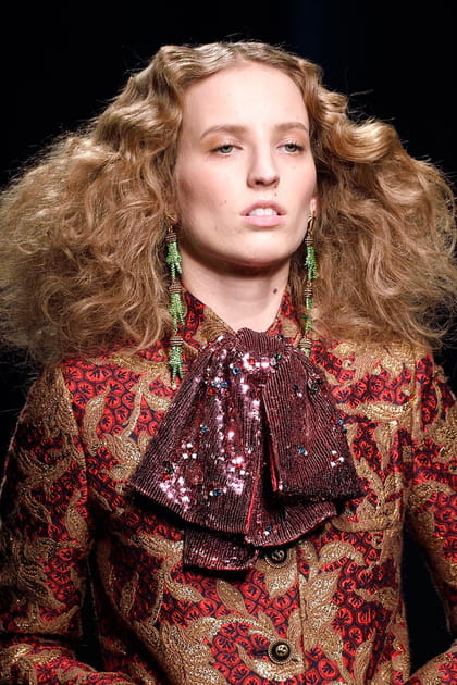 Le foulard lavalli&egrave;re du d&eacute;fil&eacute; Gucci