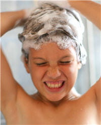 pour une meilleure efficacité, laissez reposer le shampoing.