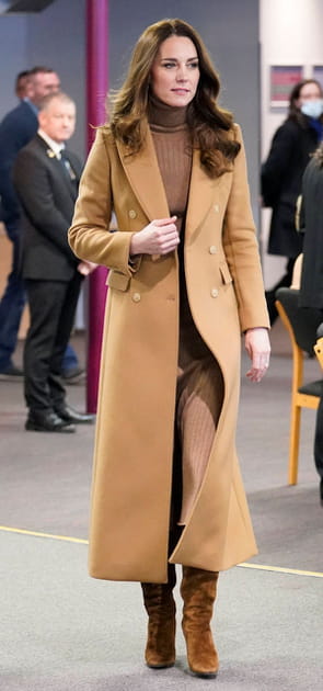 Kate Middleton en total look camel avec un manteau en laine et des bottes en daim