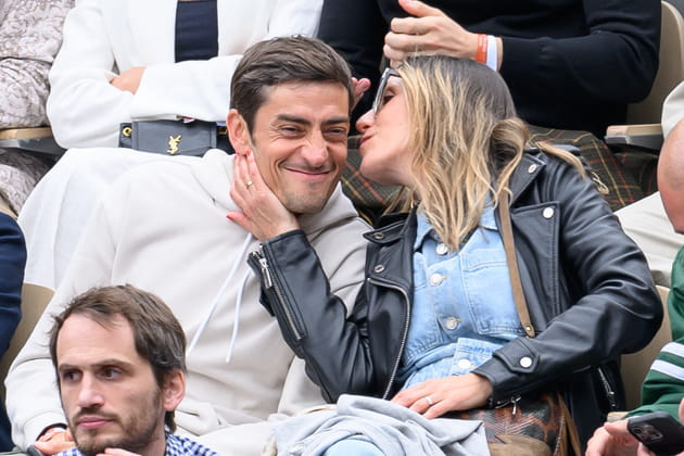 Claude Dartois (Koh-Lanta) et sa femme Virginie Milano, affectueux à Roland-Garros