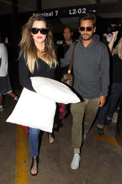 Khloe Kardashian voyage toujours avec son oreiller (comme sa soeur)