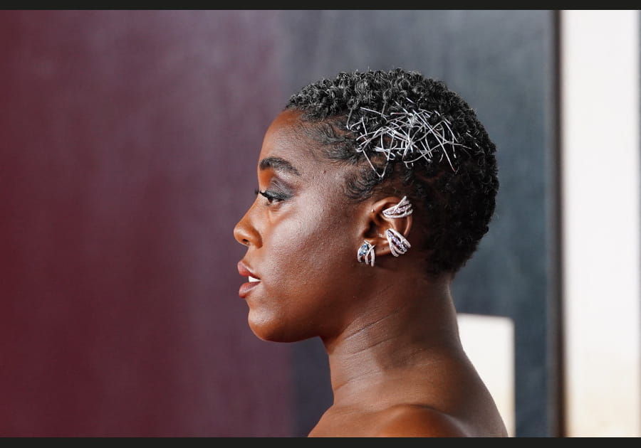 Les fils dans les cheveux de Lashana Lynch
