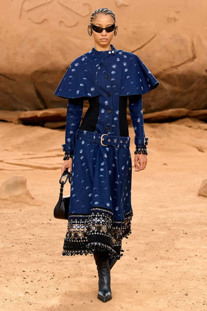 Robe en denim bleu imprim&eacute; et ceintur&eacute; aper&ccedil;ue sur le d&eacute;fil&eacute; Off-White