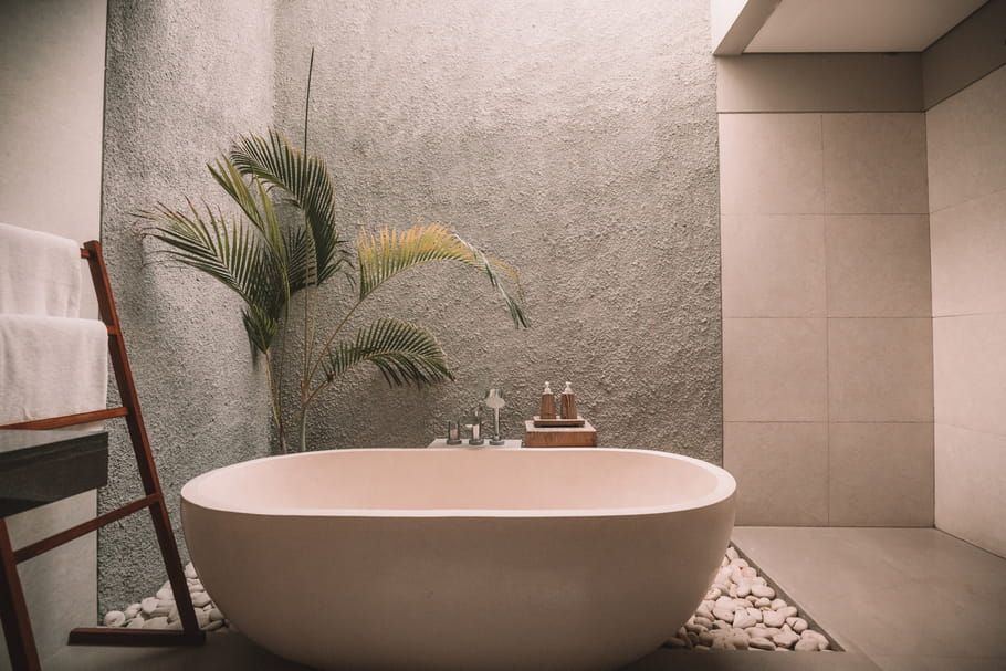 Salle de bains taupe : tout pour un réveil zen