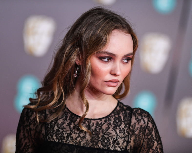 Top&nbsp;: Lily-Rose Depp et son make-up beige ros&eacute;