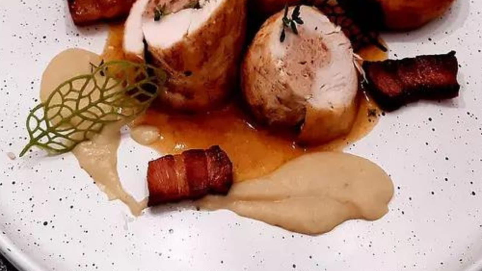Ballottine de poulet aux lardons, mousseline de coco