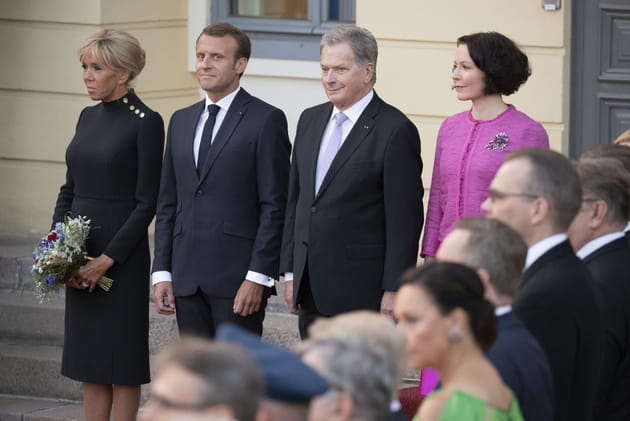 En rang d'oignon avec le président finlandais Sauli Niinsto et son épouse Jenni Haukio