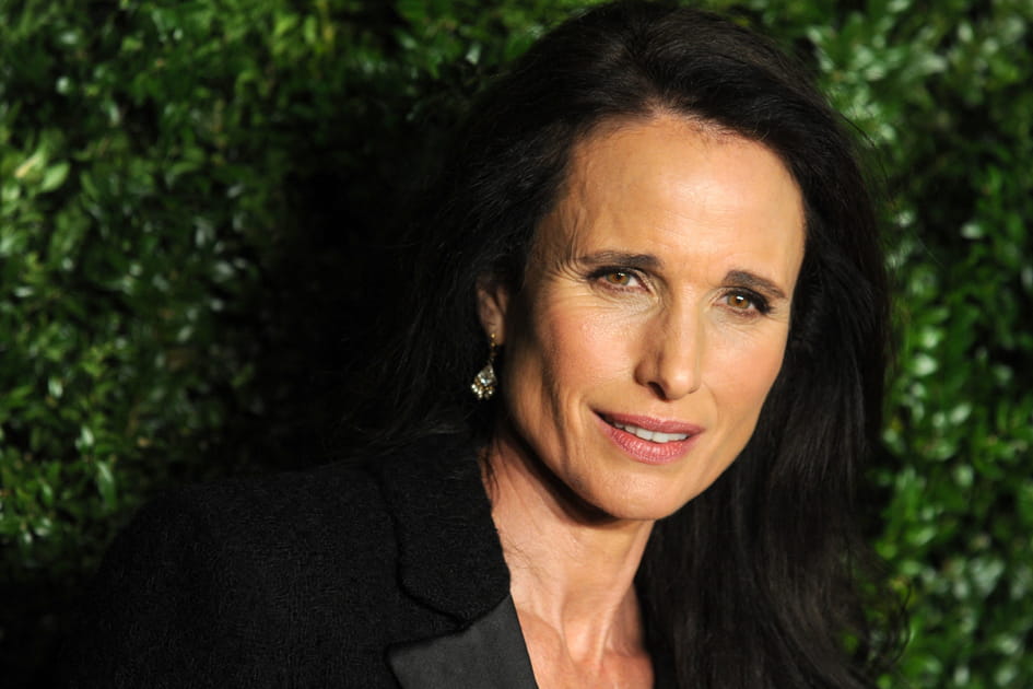 Andie MacDowell, magn&eacute;tique avec sa crini&egrave;re noire charbon