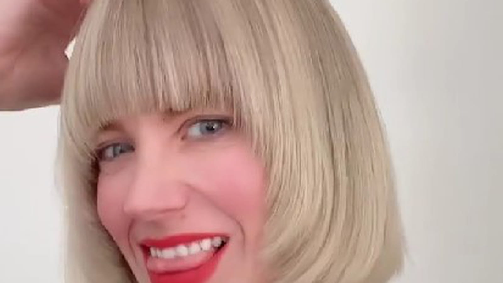 January Jones et sa coupe au bol
