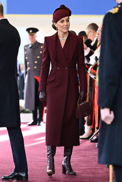 Kate Middleton en total look bordeaux