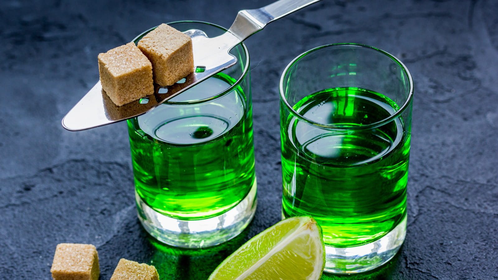 L'absinthe, interdit dans certains pays européens, aux États-Unis, au Brésil et au Canada