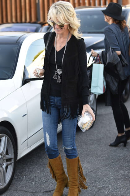 L&aelig;ticia Hallyday en veste noire &agrave; franges et bottes en daim
