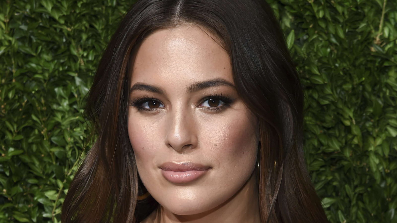 Ashley Graham et son teint maquillé 