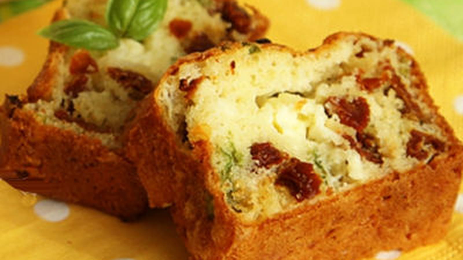 Cake aux tomates séchées, à la féta et au basilic