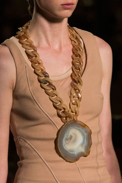 Le pendentif XXL bling avec agate du d&eacute;fil&eacute; Givenchy