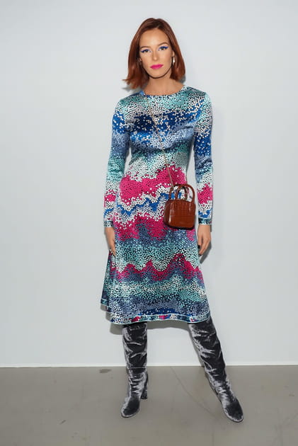 Ma&euml;va Coucke en robe moulante transparente &agrave; imprim&eacute;