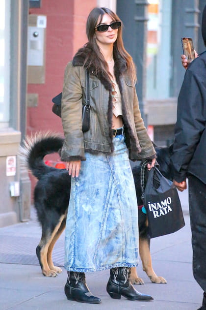 Emily Ratajkowski en jupe longue en jean et veste aviateur