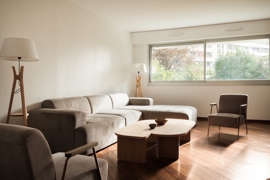 Apr&egrave;s&nbsp;: un salon beige baign&eacute; de lumi&egrave;re