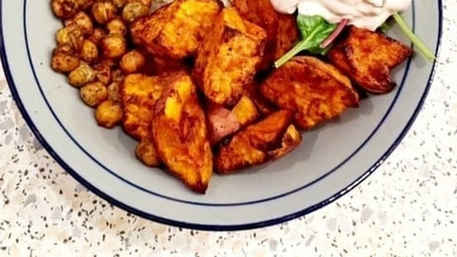 Buddha Bowl au boulgour, pois chiche, patate douce et avocat