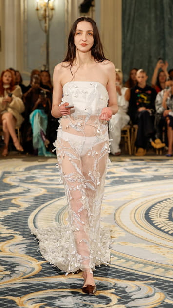 Robe bustier en dentelle blanche aper&ccedil;ue sur le d&eacute;fil&eacute; Conner Ives