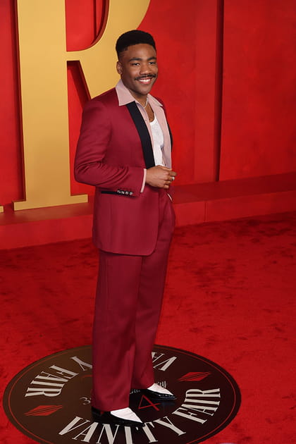 Donald Glover en costume bordeaux Amiri