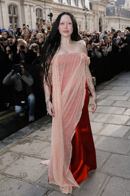 Noah Cyrus en robe rouge avec un voile rose au défilé Jean Paul Gaultier haute couture printemps-été 2024