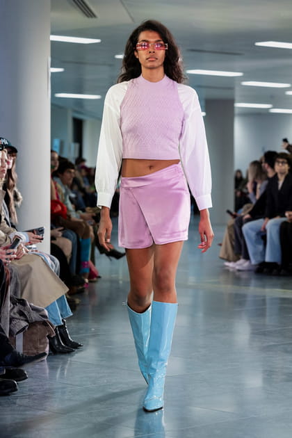 Jupe portefeuille rose, bottes bleues et sweatshirt bicolore&nbsp;aper&ccedil;us sur le d&eacute;fil&eacute; Mark Fast