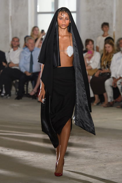 Jupe noire et soutien-gorge sculpté aperçus sur le défilé Charles de Vilmorin haute couture