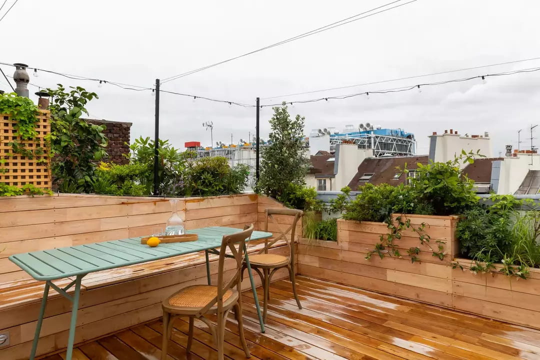 Une salle à manger conviviale sur une terrasse en bois