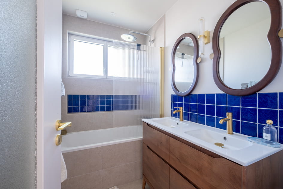 Apr&egrave;s&nbsp;: une salle de bains bien optimis&eacute;e et color&eacute;e