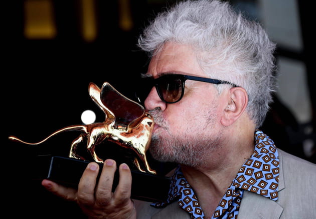 Pedro Almodovar embrasse son Lion d'Or