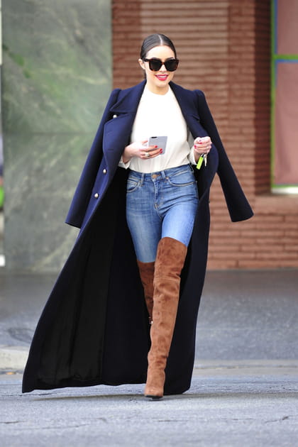 Olivia Culpo en manteau long bleu marine