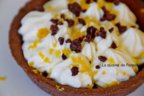 Tartelette garnie de crème citronnée sur confiture de lait