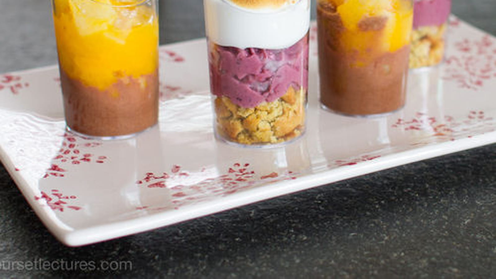 Fruits rouges, meringue, cookie pistache et compoté mangue-poire, mousse au chocolat