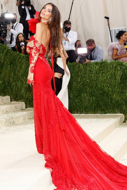 Emily Ratajkowski en Vera Wang