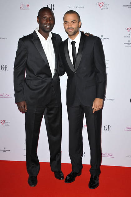Omar Sy en smoking noir et chemise blanche