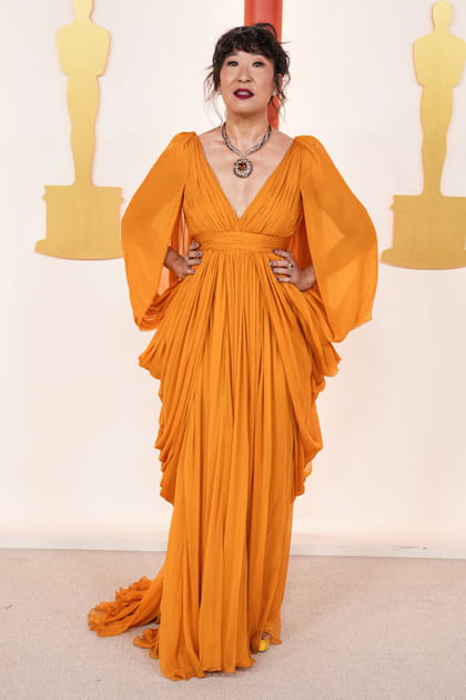 Sandra Oh en robe orange taille empire Giambattista Valli haute couture et bijoux Briony Raymond