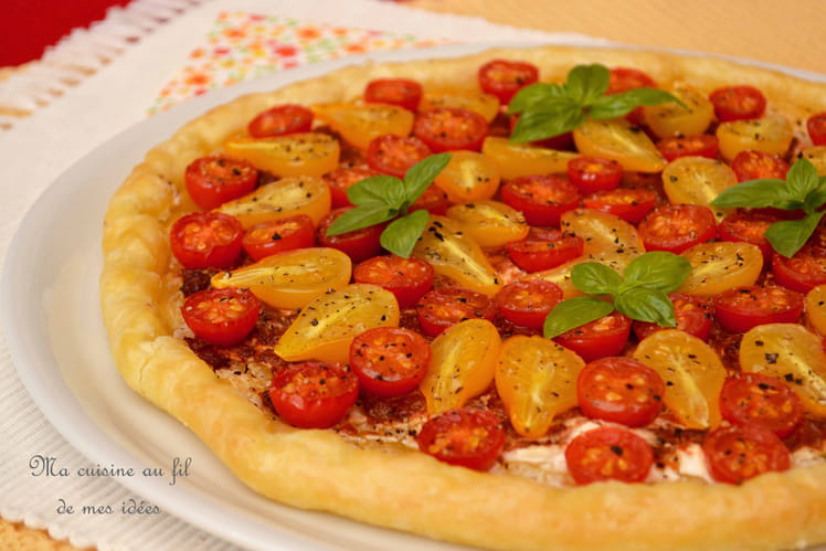 Tarte feuilletée aux tomates cerise, fromage de chèvre et tapenade