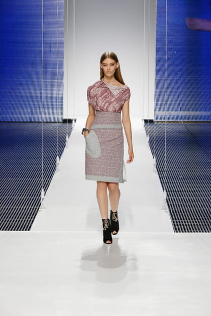 D&eacute;fil&eacute; Cruise 2015 : le haut en jacquard de soie bordeaux et rose p&acirc;le sur jupe taille haute